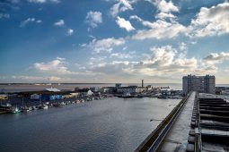 Bateau, Chalutier, Construction, Hangar, Maison, Port, Remorqueur, Nuage, Mer, Paysage, Tourisme