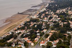 Objets volants, Vue aerienne, Paysage, Village, Port, Construction, Maison, Bateau, Plage, Mer, Tourisme