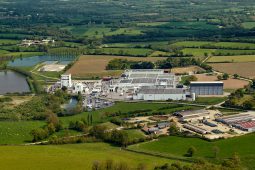 Objets volants, Vue aerienne, Paysage, Campagne, Etang, Construction, Hangar, Tourisme