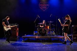 Muncie Girls, Concert