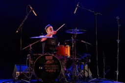 Muncie Girls, Concert