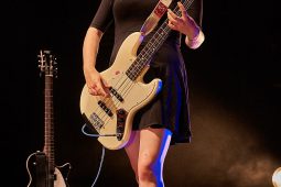 Muncie Girls, Concert