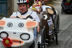 Voiture à pédales, Course, Vache, Speedy Gonzales, Cheval, Sorcière