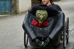 Voiture à pédales, Sorcière