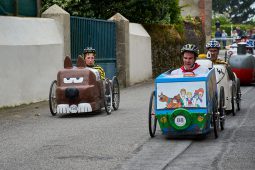 Voiture à pédales, Course, Rantanplan, Scoubidou, Cheval, Sous-marin, Vache