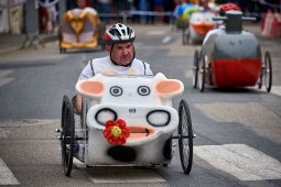 Voiture à pédales, Course, Vache, Sous-marin, Toutankhamon, Pingouin, Astérix