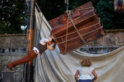 D'Irque and Fien, Spectacle