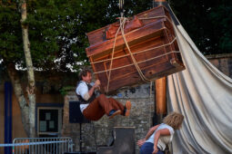 D'Irque and Fien, Spectacle