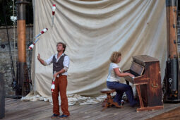 D'Irque and Fien, Spectacle