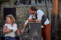 D'Irque and Fien, Spectacle