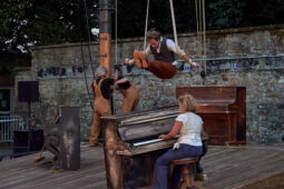 D'Irque and Fien, Spectacle