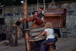 D'Irque and Fien, Spectacle
