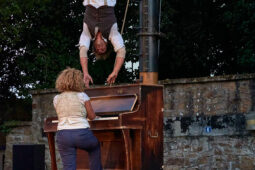 D'Irque and Fien, Spectacle