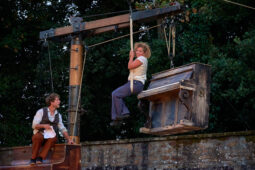 D'Irque and Fien, Spectacle