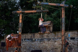 D'Irque and Fien, Spectacle