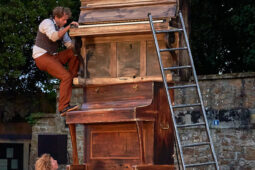 D'Irque and Fien, Spectacle