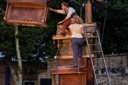 D'Irque and Fien, Spectacle