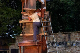 D'Irque and Fien, Spectacle