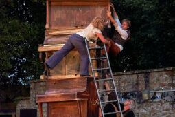 D'Irque and Fien, Spectacle