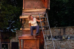 D'Irque and Fien, Spectacle
