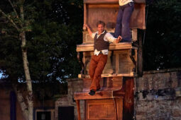 D'Irque and Fien, Spectacle