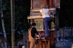 D'Irque and Fien, Spectacle