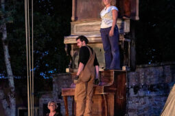 D'Irque and Fien, Spectacle