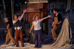 D'Irque and Fien, Spectacle