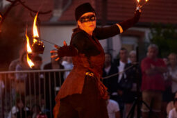 Efflanescence, Spectacle